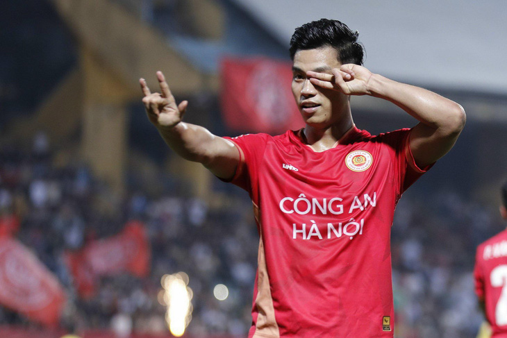 Niềm vui của Văn Thanh sau khi ghi bàn thắng mở tỉ số vào lưới Sông Lam Nghệ An - Ảnh: MINH ĐỨC