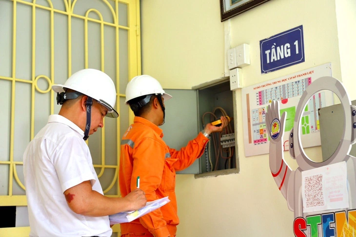 Nhân viên Điện lực Hà Nội ghi chỉ số công tơ điện - Ảnh: N.KH.