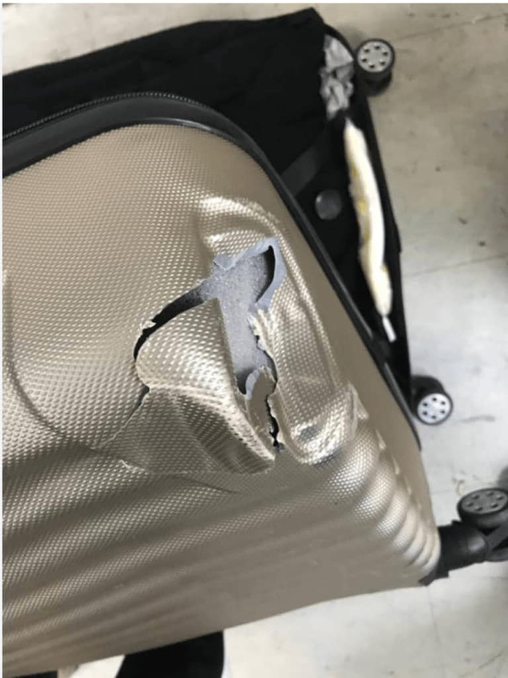 Khi bốc xếp hành lý ở sân bay, việc va đập khó tránh khỏi khiến vali của hành khách dễ vỡ - Ảnh: P.M.H.