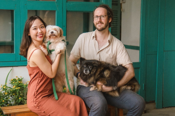 Chị Tuyết Anh và chồng đang nuôi 2 chú chó trong căn hộ dịch vụ của mình. (Ảnh: NVCC)