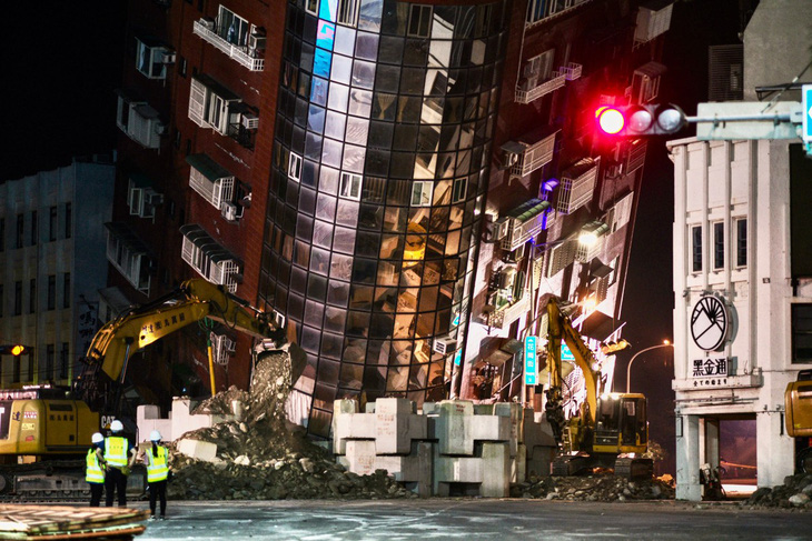 Một tòa nhà bị nghiêng sau động đất tại huyện Hoa Liên, Đài Loan ngày 3-4 - Ảnh: AFP