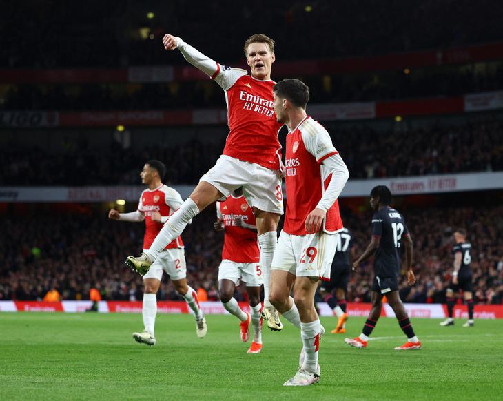 Arsenal tạm vươn lên đầu bảng sau trận thắng Luton Town - Ảnh: REUTERS