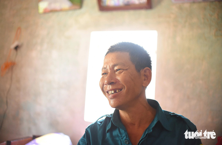 Ông Nguyễn Tiến Nông vui mừng kể về việc tìm được cha sau gần 50 năm chia cách - Ảnh: LÂM THIÊN