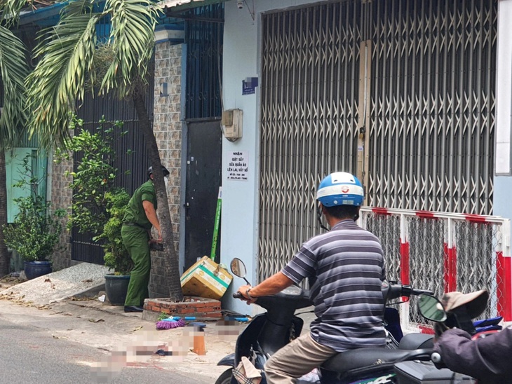 Hiện trường trước căn nhà trên đường Khiếu Năng Tĩnh, phường An Lạc A, quận Bình Tân - Ảnh: B.H.