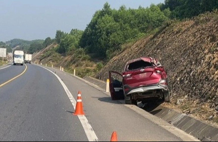 Chiếc xe con gặp sự cố vỡ lốp rồi lao vào ta luy ven đường cao tốc Cam Lộ - La Sơn - Ảnh: Công an cung cấp