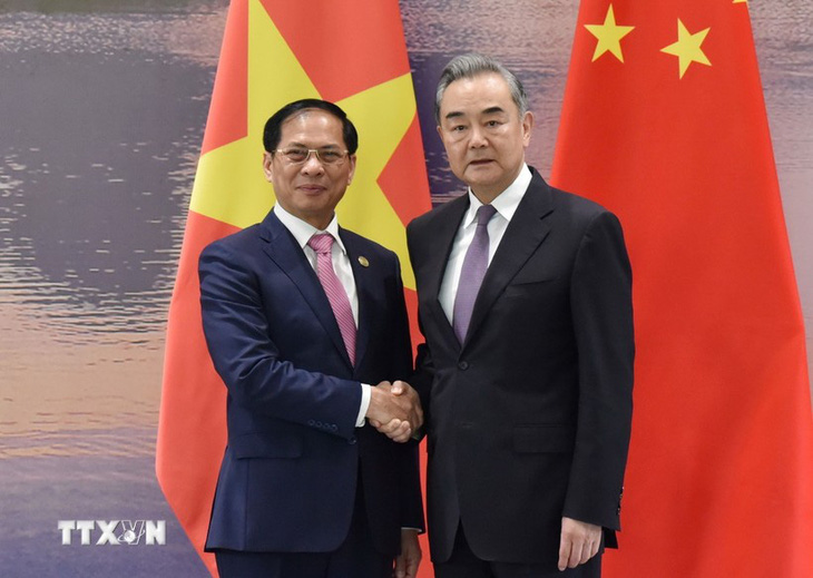 Bộ trưởng Ngoại giao Bùi Thanh Sơn (bên trái) trong cuộc gặp với Ngoại trưởng Trung Quốc Vương Nghị - Ảnh: TTXVN