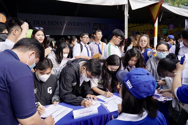 Học sinh tìm hiểu thông tin tuyển sinh năm 2024 tại gian tư vấn của Trường đại học Hoa Sen - Ảnh: N.T.