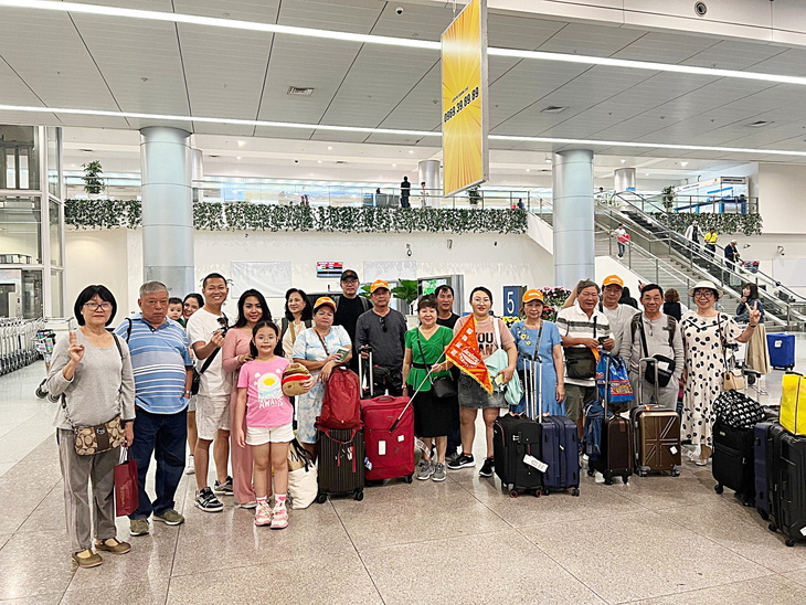 Đoàn khách từ Đài Bắc, Đài Loan vừa hạ cánh xuống sân bay Tân Sơn Nhất vào chiều 3-4 - Ảnh: T.Q.T.