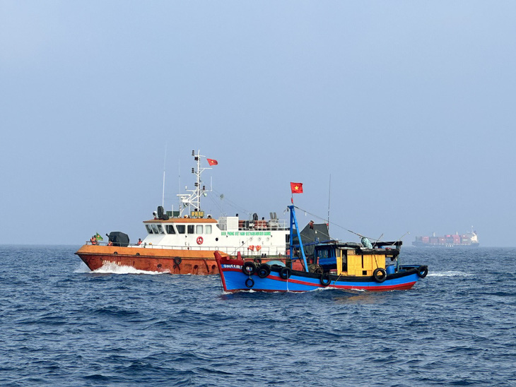 Biên phòng Quảng Ngãi liên tục tuần tra kiểm soát, tuyên truyền và xử lý nghiêm tàu cá bất ngờ mất tín hiệu giám sát hành trình - Ảnh: TRẦN MAI