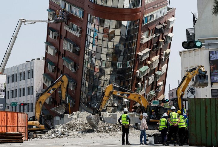 Công nhân làm việc tại một ngôi nhà bị nghiêng đổ ở Hoa Liên, Đài Loan ngày 4-4, một ngày sau trận động đất mạnh 7,2 độ - Ảnh: REUTERS