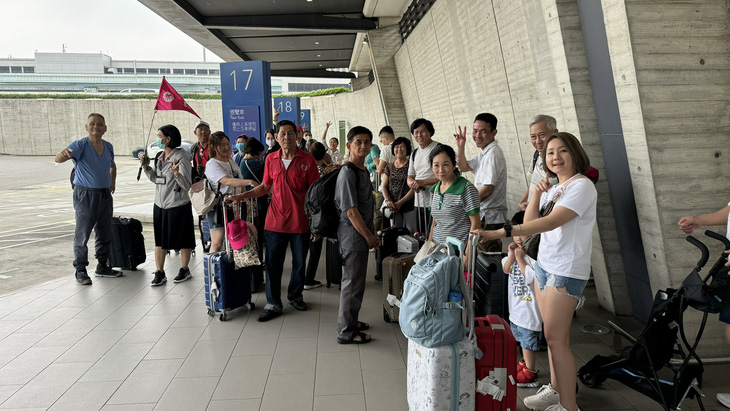 Đoàn du khách Việt vừa xuống sân bay ở Đài Bắc sáng 4-4 bắt đầu hành trình tham quan - Ảnh: A.V.