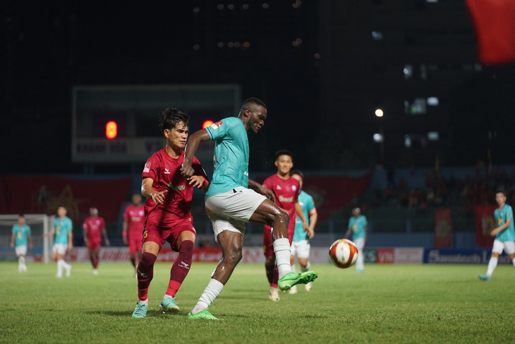 CLB Khánh Hòa (áo đỏ) trong trận thua Hồng Lĩnh Hà Tĩnh - Ảnh: HLHT FC