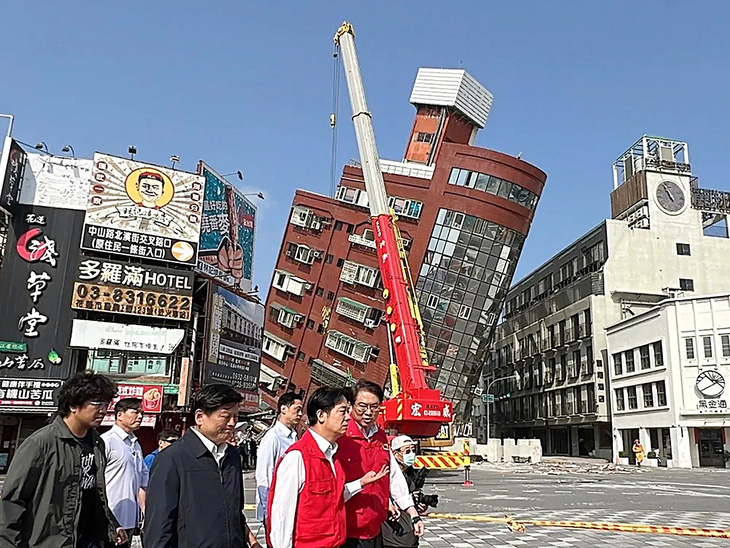 Ông Lại Thanh Đức, lãnh đạo đắc cử của Đài Loan, đến khảo sát tình hình thiệt hại ở huyện Hoa Liên sau trận động đất mạnh 7,2 độ ngày 3-4 - Ảnh: CNA