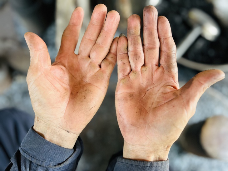 Đôi tay người thợ rèn chai sần - Ảnh: TRẦN MAI