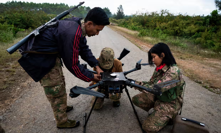 Các binh sĩ của một nhóm vũ trang ở Myanmar đang khởi động drone, để chuẩn bị tấn công căn cứ quân sự của chính quyền Myanmar - Ảnh: THE GUARDIAN