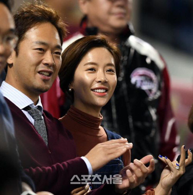 Hwang Jung Eum (phải) trong lần xuất hiện cùng chồng - Ảnh: Sports Seoul