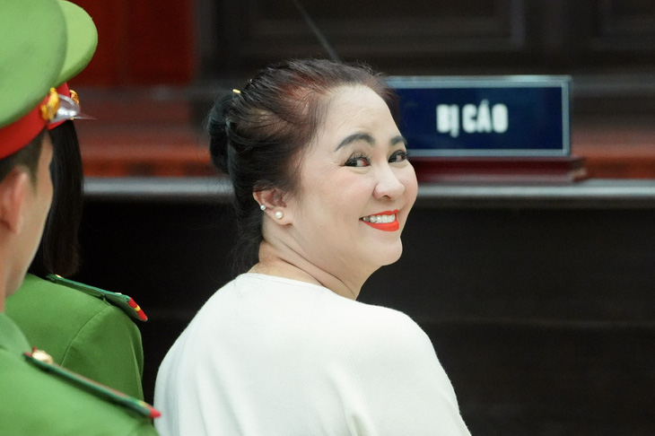 Bà Nguyễn Phương Hằng tươi cười rạng rỡ trước ống kính phóng viên - Ảnh: HỮU HẠNH