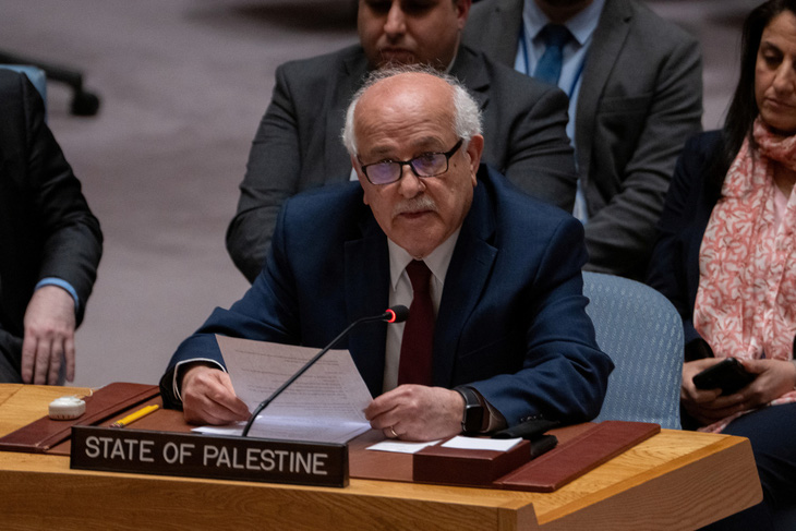 Quan sát viên thường trực của Palestine tại Liên Hiệp Quốc Riyad Mansour phát biểu tại một cuộc họp của Hội đồng Bảo an về xung đột giữa Israel và tổ chức Hồi giáo Hamas của người Palestine - Ảnh: REUTERS