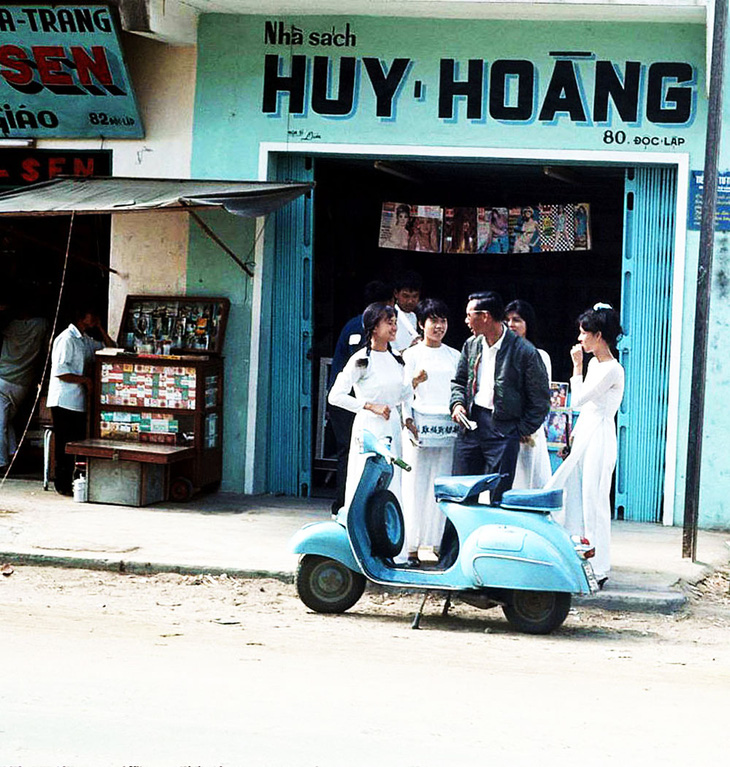 Nữ sinh Nha Trang trên đường Độc Lập (nay là đường Thống Nhất), Nha Trang trước năm 1975 - Ảnh TL