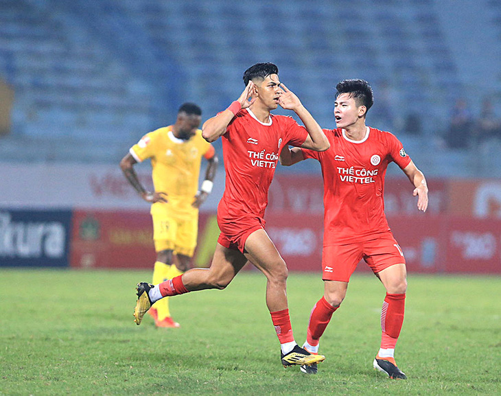 Tân binh Pedro Henrique (trái) sẽ là mối đe dọa lớn cho chủ nhà B.Bình Dương - Ảnh: VPF