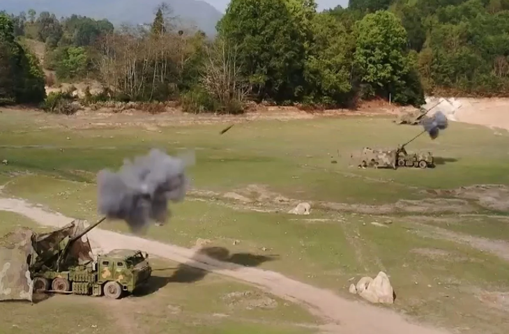 Quân đội Trung Quốc tập trận bắn đạn thật gần biên giới với Myanmar ngày 2-3 - Ảnh: WEIBO
