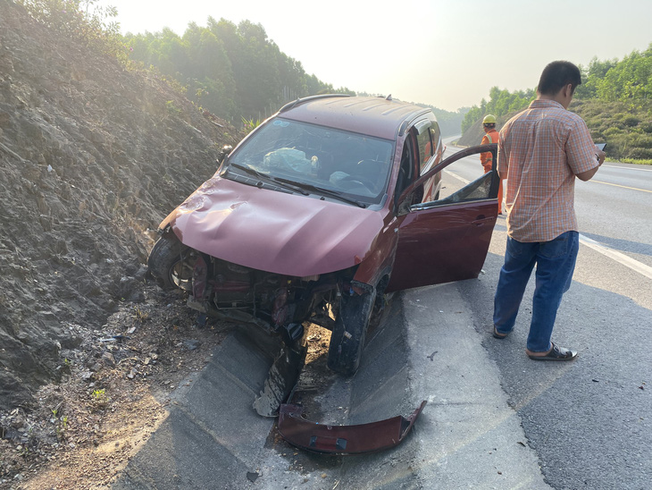Chiếc xe hơi gặp nạn trên cao tốc Cam Lộ - La Sơn sáng 4-4 nghi do bị nổ lốp xe vì mặt đường nóng - Ảnh: Đ.THÀNH