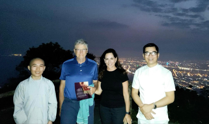Nghệ nhân Hoàng Anh Sướng (bìa phải), sư cô, tỉ phú Bill Gates và người bạn gái của tỉ phú trên đỉnh Bàn Cờ - Ảnh: Nghệ nhân Hoàng Anh Sướng cung cấp