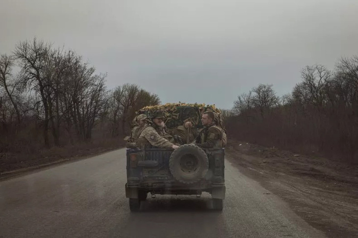 Các binh sĩ Ukraine di chuyển ở thị trấn Chasiv Yar ở khu vực Donetsk hôm 2-4 - Ảnh: NEWSWEEK