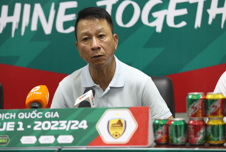 HLV Văn Sỹ Sơn đã chỉ trích gay gắt trọng tài liên tục trong 2 vòng đấu V-League 2023 - 2024 - Ảnh: PHI HẢI