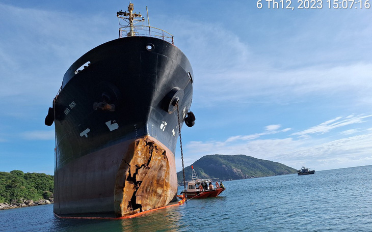 Con tàu ma dài 132 mét nằm suốt 4 tháng ở biển Cù Lao Chàm