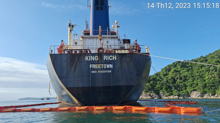 Tàu King Rich vẫn đang nằm ở quanh đảo Cù Lao Chàm và sẽ được kéo ra trong ít ngày tới - Ảnh: H.C.H.