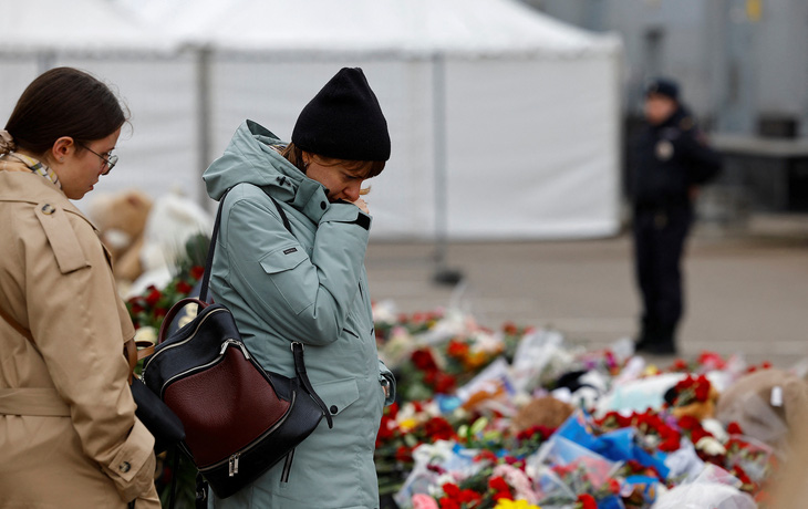 Người dân tại Matxcơva tham dự lễ tưởng niệm những nạn nhân của vụ khủng bố ở nhà hát Crocus hồi cuối tháng 3 - Ảnh: REUTERS