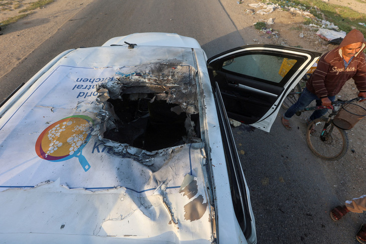 Hiện trường vụ Israel tấn công nhầm vào xe của tổ chức viện trợ lương thực World Central Kitchen hồi đầu tháng 4 - Ảnh: REUTERS