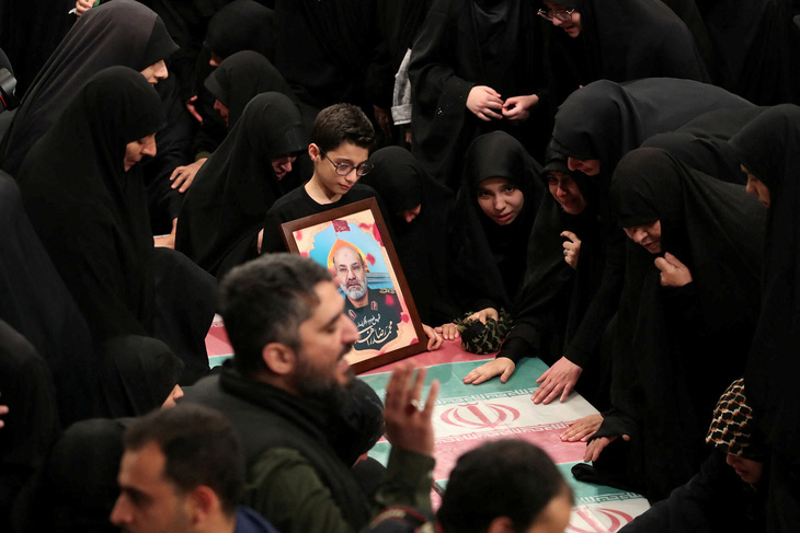 Gia đình chuẩn tướng Mohammad Reza Zahedi, một trong những sĩ quan thiệt mạng trong cuộc không kích, tập trung quanh quan tài ông này trong lễ tang ngày 4-4 - Ảnh: REUTERS