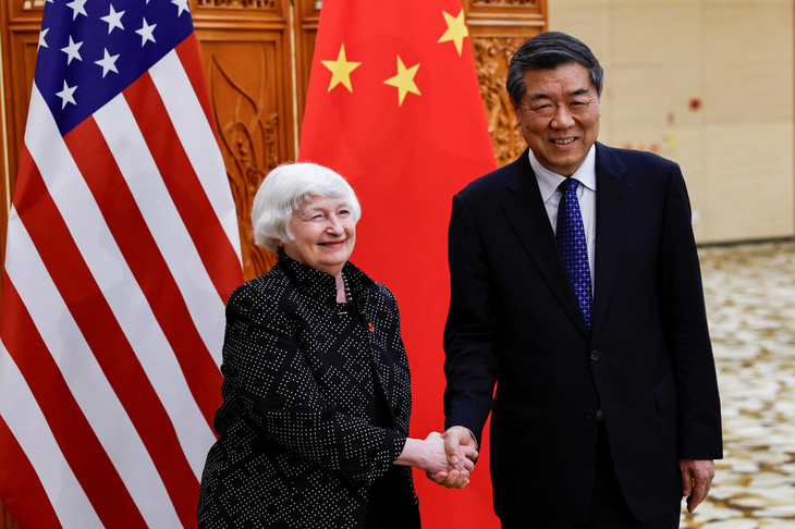Bộ trưởng Tài chính Mỹ Janet Yellen và Phó thủ tướng Trung Quốc Hà Lập Phong tại thành phố Quảng Châu, tỉnh Quảng Đông, Trung Quốc ngày 5-4 - Ảnh: REUTERS