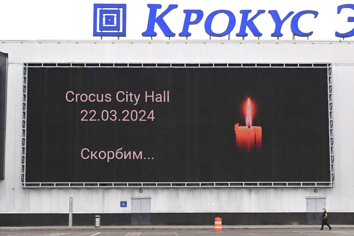 Một bảng điện tử có nội dung tưởng niệm các nạn nhân trong vụ khủng bố nhà hát Crocus City Hall tại một vùng ngoại ô thủ đô Matxcơva, Nga ngày 29-3 - Ảnh: AFP