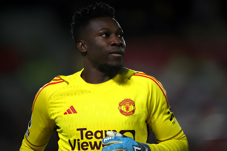 Onana được trao danh hiệu Cầu thủ hay nhất tháng 3 của Man United ngay trước trận thua Chelsea - Ảnh: GETTY