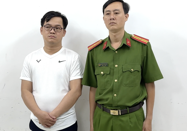 Luật sư Lê Minh Thái (trái) tại cơ quan điều tra - Ảnh: CACC