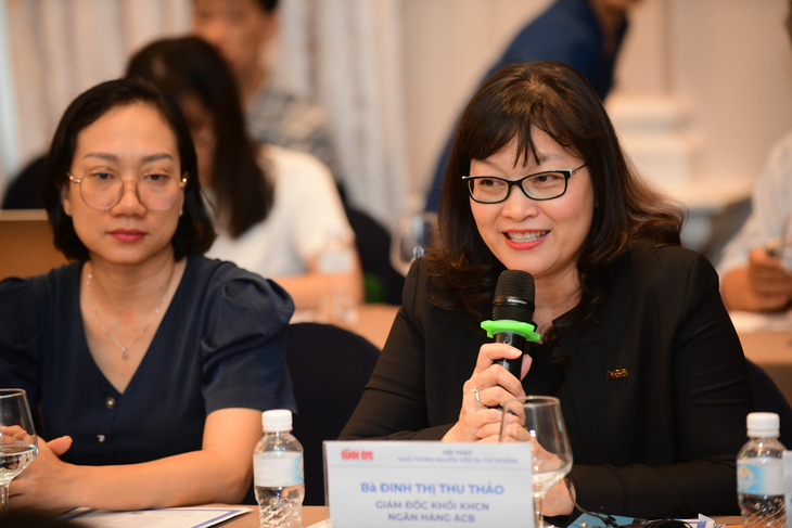 Bà Đinh Thị Thu Thảo (phải) - giám đốc Khối KHCN Ngân hàng ACB - phát biểu tại hội thảo - Ảnh: QUANG ĐỊNH