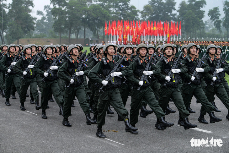 Các chiến sĩ cảnh sát cơ động luyện tập diễu binh - Ảnh: NAM TRẦN