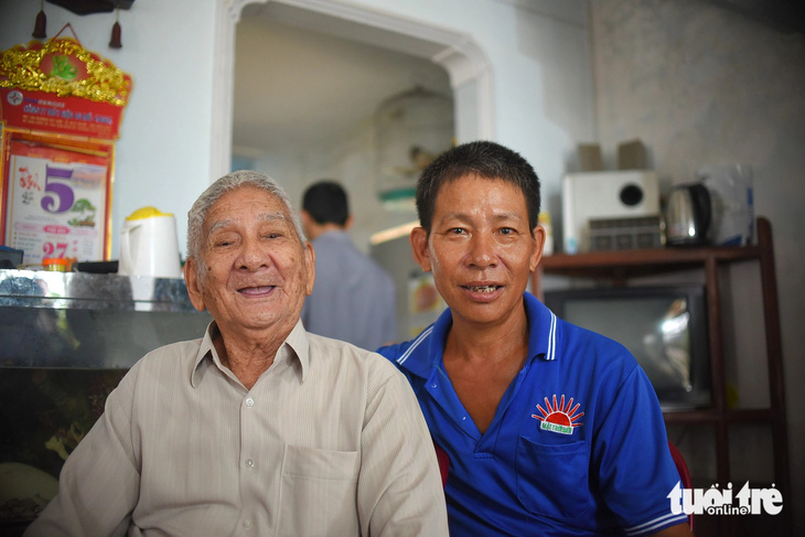 Ông Nguyễn Tiến Nông (áo xanh) xúc động đón chào cha mình về thăm nhà sau gần 50 năm hai cha con thất lạc nhau - Ảnh: LÂM THIÊN