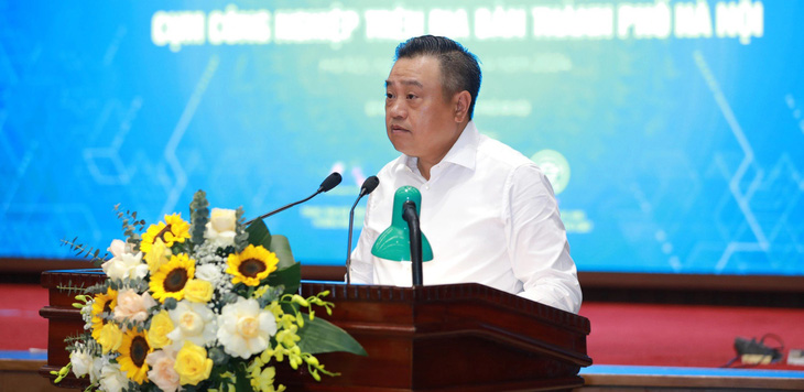 Chủ tịch Hà Nội phát biểu ý kiến tại hội nghị - Ảnh: QUANG VIỄN