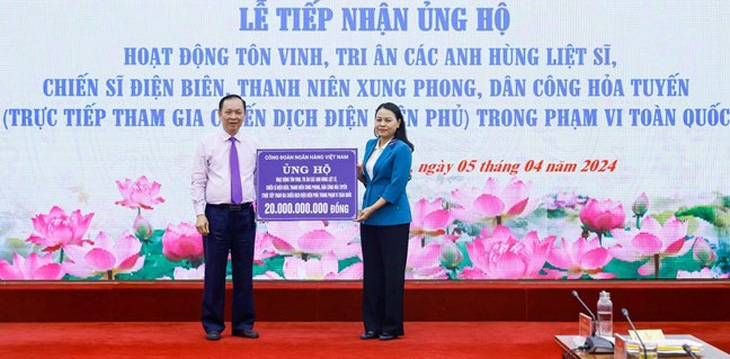 Tiếp nhận ủng hộ 20 tỉ đồng từ Công đoàn Ngân hàng Việt Nam - Ảnh: MTTQ