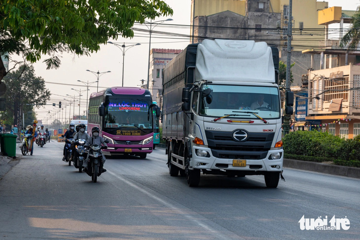 Chưa có đường tránh, người dân TP Đông Hà phải lưu thông hỗn hợp với xe tải nặng, xe giường nằm - Ảnh: HOÀNG TÁO