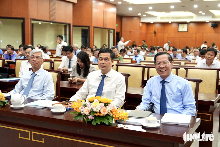 Chủ tịch UBND TP.HCM Phan Văn Mãi (bìa phải) và ông Phạm Huy Giang, trưởng ban Ban Thi đua - Khen thưởng Trung ương (giữa) tại hội nghị - Ảnh: HỮU HẠNH