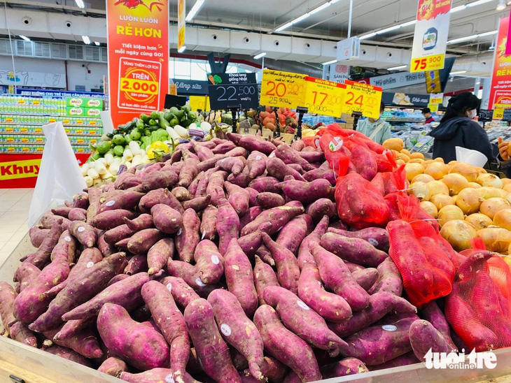 Một siêu thị lớn tại miền Trung đang bán khoai lang Đà Lạt với giá niêm yết ngày 5-4 là 22.500 đồng/kg - Ảnh: T.L. 