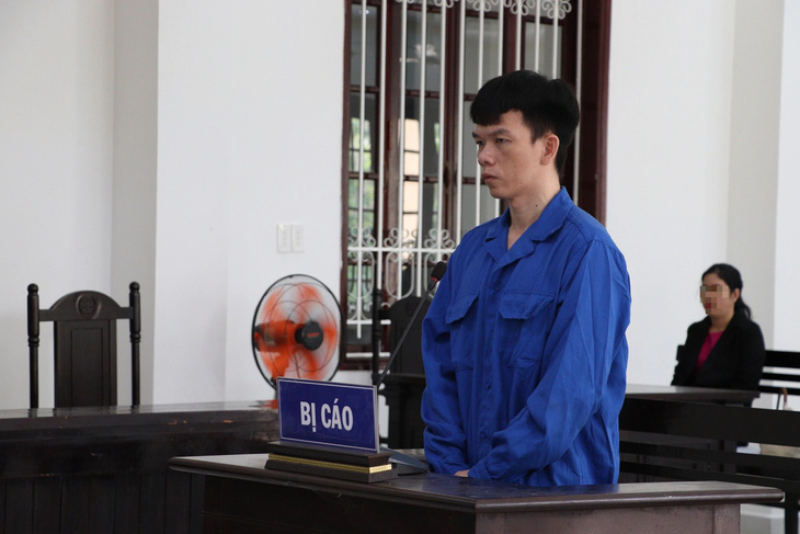 Bị cáo Minh bị phạt 16 năm tù về tội tham ô tài sản - Ảnh: HOÀNG THÂN