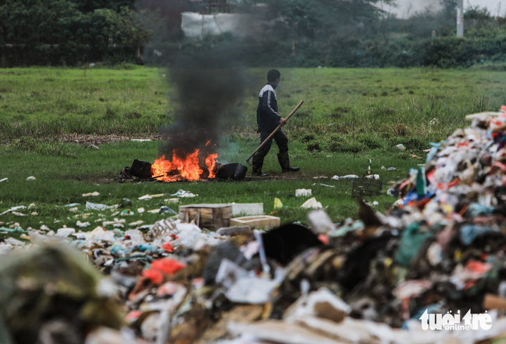 Theo nhiều chuyên gia, tình trạng đốt rác thải tự phát ở ngoại thành Hà Nội cũng là một trong những nguyên nhân gây phát tán bụi mịn - Ảnh: DANH KHANG