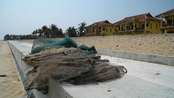 Bờ bê tông hãm sóng được dựng sát bờ, cứu các resort trước nguy cơ sụp đổ - Ảnh: B.D.