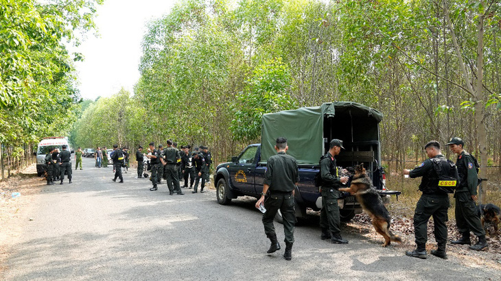 Hơn 100 cảnh sát, cơ động được huy động truy bắt nghi phạm bỏ trốn liên quan án ma túy - Ảnh: Công an tỉnh Bình Phước